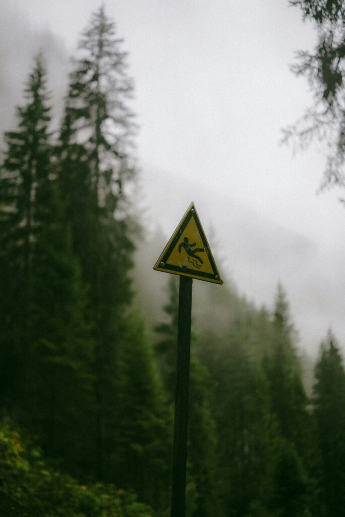 Warnschild im Wald – Risiken beim Investieren erkennen und richtig damit umgehen